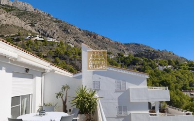 A penthouse with a spacious terrace and lovely views of the sea, the mountains and Altea.